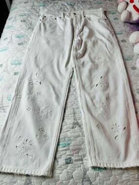 American Eagle Outfitters White Floral Cutout Straight Jeans- Size 6 Short